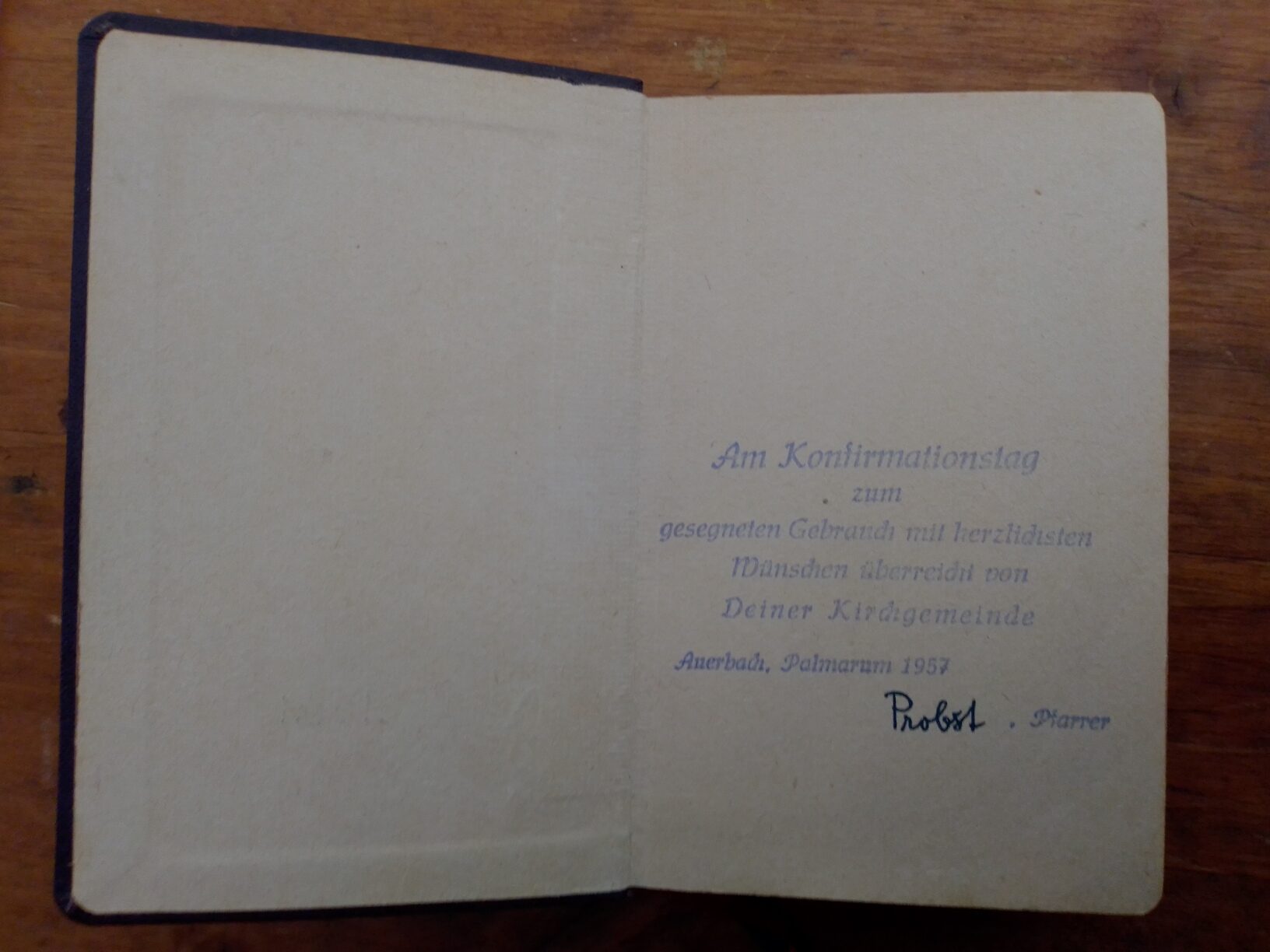 Bestempeltes Vorsatz einer winzigen Bibel