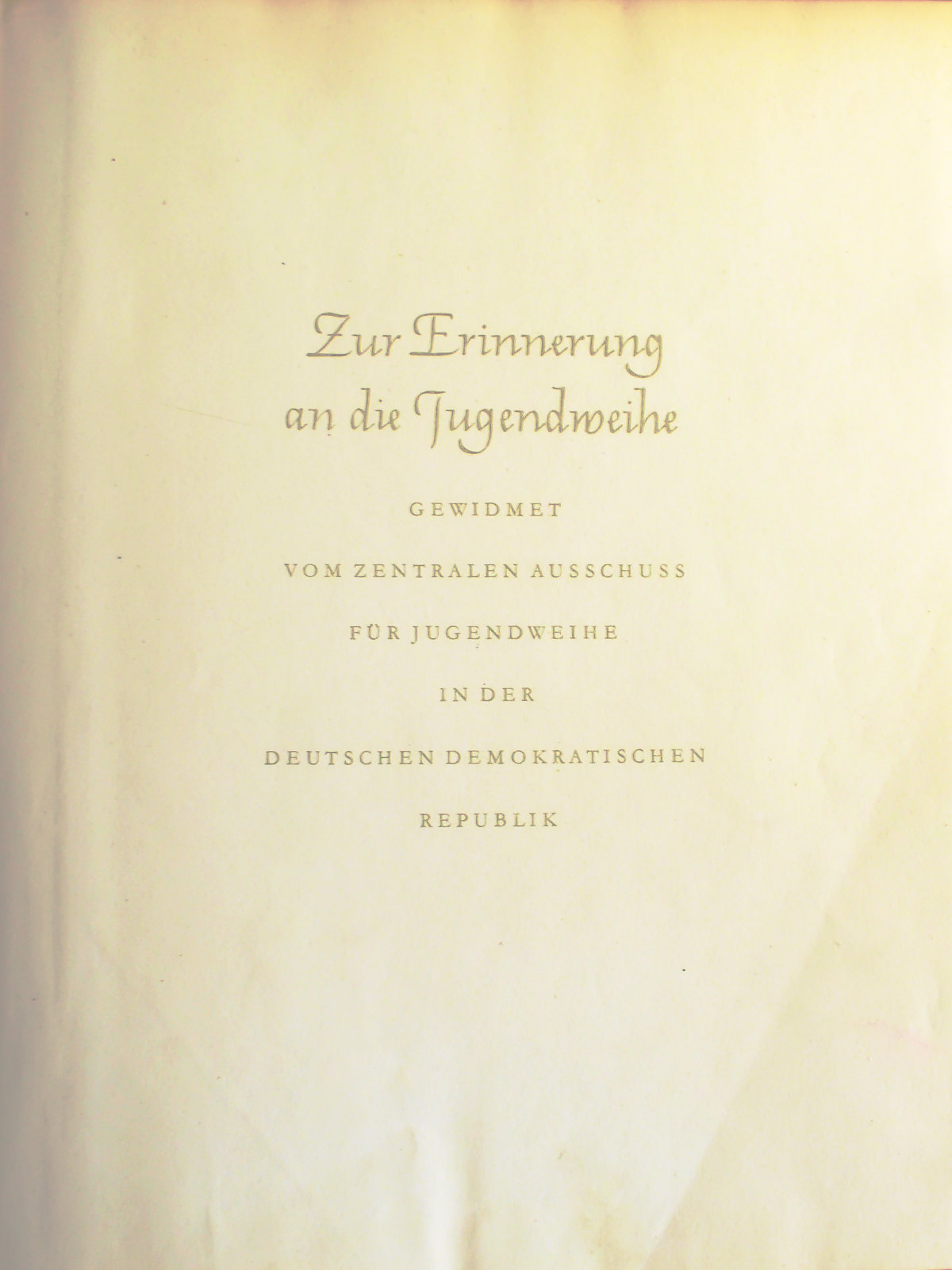 Widmungsblatt des Buches „WELTALL ERDE MENSCH”: Zur Erinnerung an die Jugendweihe GEWIDMET VOM ZENTRALEN AUSSCHUSS FÜR JUGENDWEIHE IN DER DEUTSCHEN DEMOKRATISCHEN REPUBLIK